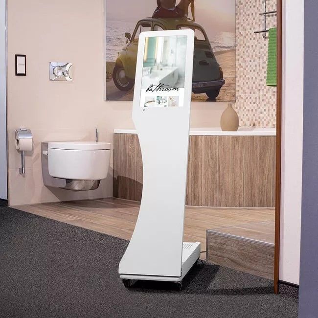 Digitalt reklamedisplay med touchskærm i sanitetsbranchen