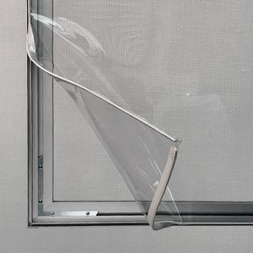 Skillevæg af aluminium stretchframe med glasklart banner