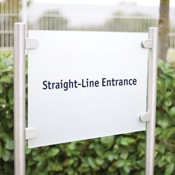 Firmaskilt "Straight-Line Entrance" med akrylpanel